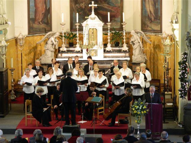 14.12.2014 - Zilveren Jubileumconcert. Gastspreker Adelin Baert kondigt onze liederen aan.